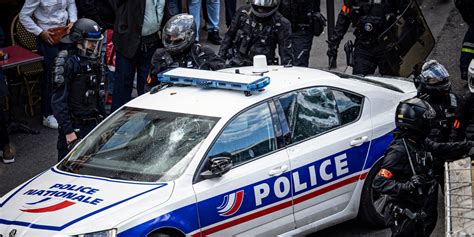 Marche Contre Les Violences Policières Une Voiture De Police Attaquée