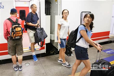 落漆！台鐵電車線掉落 影響萬人 生活 中時