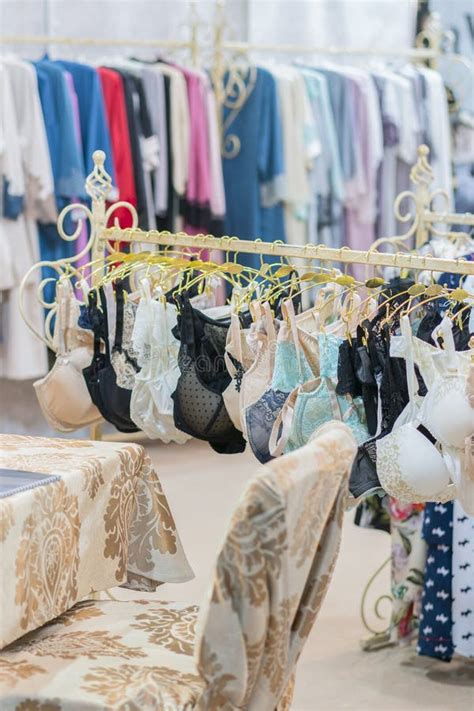 Winkel Van Lingerie Vele Kantbustehouders Hangen Op Een Hanger Voor Verkoop Verticale Foto Stock