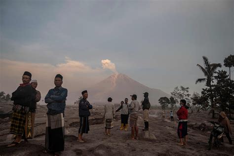 Photos Indonesias Mount Semeru Erupts Displacing Nearly 2000 The