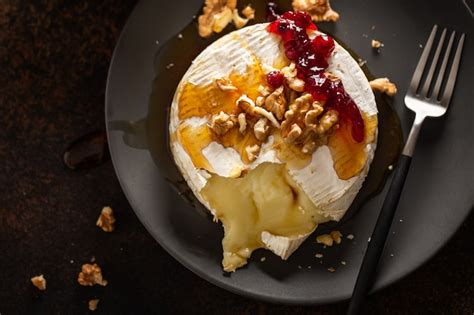 Camembert Al Horno Con Nueces Y Ar Ndanos Foto Premium