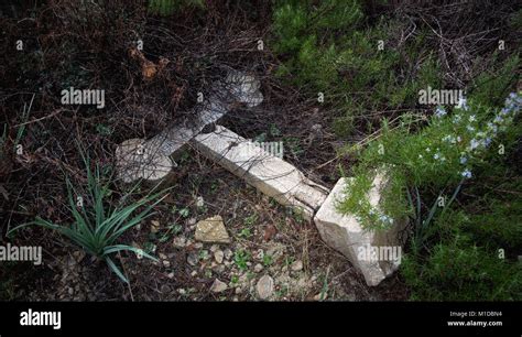 Einsame Christlichen Friedhof Mit Zerst Rten Grabsteine Und Kreuze