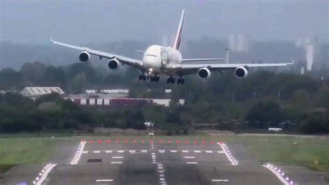 Espectacular Aterrizaje De Un A380 De Emirates Con Vientos Huracanados