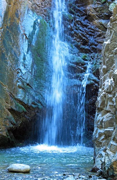 Den Millomeris Vattenfallet Vaggar In Grottan Troodos Berg Arkivfoto