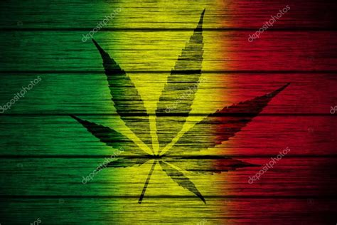 Bandera Rasta De Textura Fondo Madera Con La Silueta De La Hoja De