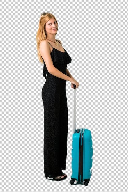 Fille blonde voyageant avec sa valise en gardant les bras croisés en position latérale PSD Premium