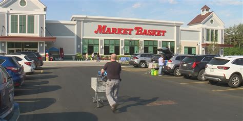 New Market Basket In Topsham Holds Grand Opening