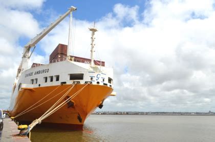 Uruguay Buque De Grimaldi Lines Transfiere Veh Culos Y