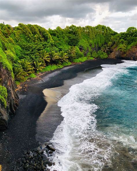 WAIʻĀNAPANAPA STATE PARK "Black Sand Beach" | Black sand beach hawaii ...