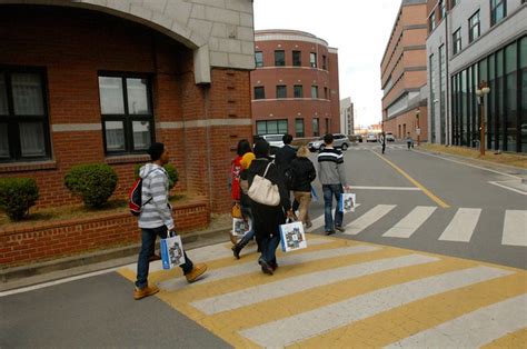 Humphreys High School Students Campus Tour At The Pyeongtaek