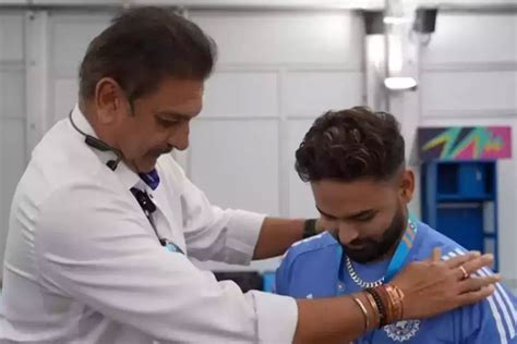 Ravi Shastri Presents Best Fielder Medal To Rishabh Pant After India Vs