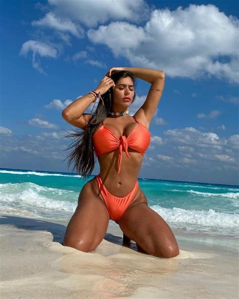 5 Hot Sexy Mayara Della Vega Bikini Pics