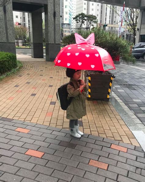 Chị Đẹp hot chiếc ô đỏ trong phim cũng bị giới trẻ Hàn săn lùng