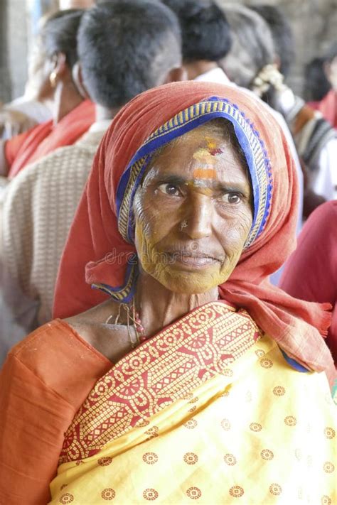 Mujeres Peregrinas Usan Sari Rojo En Maha Mandapa Fotograf A Editorial