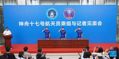 Astronautas De Shenzhou Se Re Nen Con La Prensa Tras Su Regreso Del