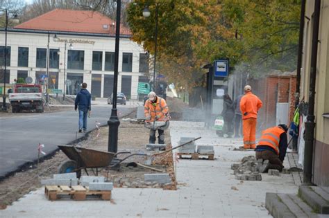 Pierwsza Warstwa Asfaltu Przykry A Ulic Ksi Dza Granata W Ko Skich