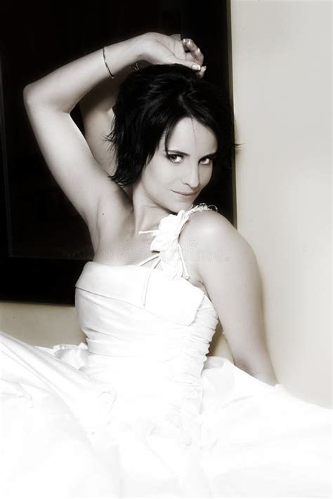 Mariée de Brunette photo stock Image du espiègle modèle 11281454