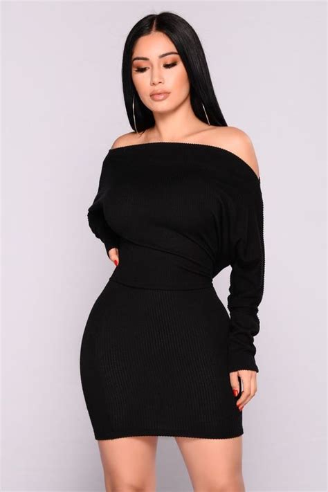 Venta Morenas Con Vestido Negro En Stock