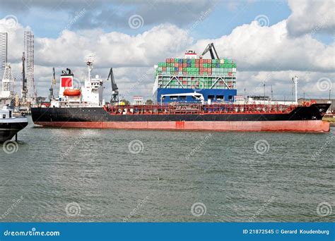 Het Schip Van De Container En Olietanker Stock Afbeelding Image Of