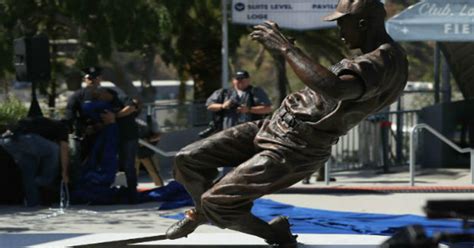 Jackie Robinson Statue Unveiled At Dodger Stadium Cbs Philadelphia