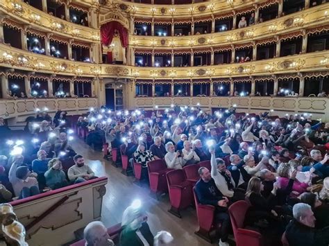 Cremona Sera Successo Al Ponchielli Per Una Bella Storia Di