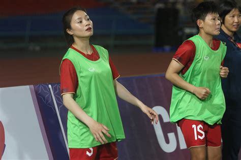 Hot girl tuyển Việt Nam biểu cảm cực đáng yêu tẽn tò vì bị đồng đội bắt lỗi