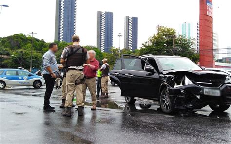 Batida entre carros deixa trânsito lento na Av Vasco da Gama em