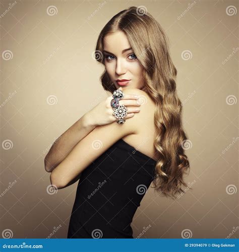Verticale De Belle Femme Blonde Dans La Robe Noire Image Stock Image Du Regard Humain