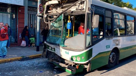 Chocaron Dos Colectivos En El Barrio Porte O De Flores Personas