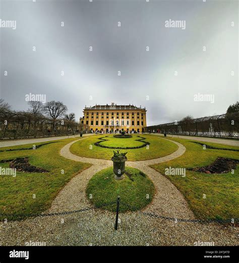 Schonbrunn palace winter hi-res stock photography and images - Alamy