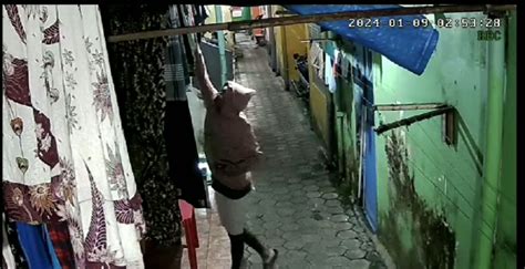 Terekam Cctv Pria Ini Curi Pakaian Dalam Perempuan Di Malang