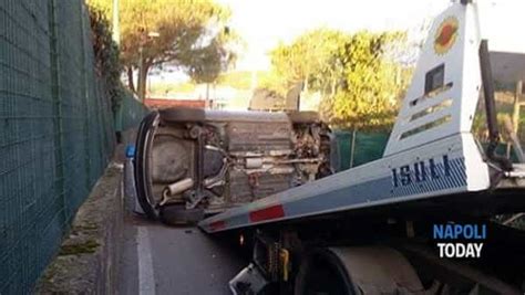 Incidente Stradale Si Ribalta Auto A Torre Del Greco