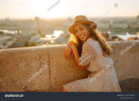 En La Categor A Chica Latina En Paisaje De Fotos E Im Genes De Stock Libres De