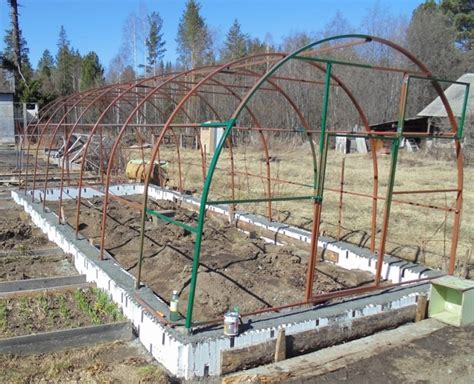 Теплица с двускатной крышей