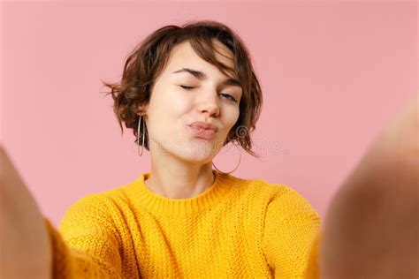 Acercamiento De Una Jovencita Jovencita De Brunette Divertida Con Su Ter Amarillo Posando