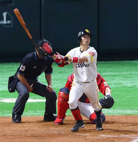 ＜ソ・広＞7回1死、明石は右越えに同点ソロを放つ（撮影・三島 英忠） ― スポニチ Sponichi Annex 野球