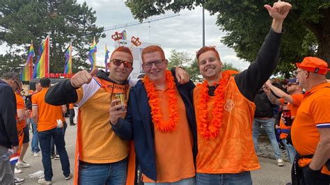 EM in München Niederlande gegen Rumänien Oranje Fans außer Rand und Band