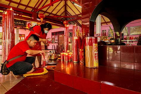 Ibadah Tahun Baru Imlek Di Vihara Gayatri Depok