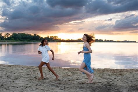 Chica Y Mujer De Tiro Completo Corriendo Foto Gratis