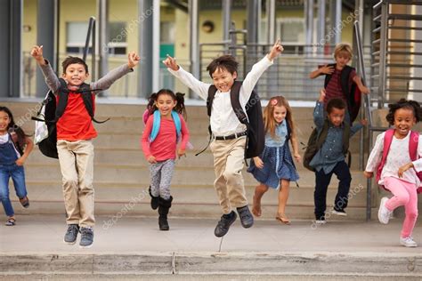 La Escuela Primaria Los Niños Saliendo De La Escuela — Foto De Stock