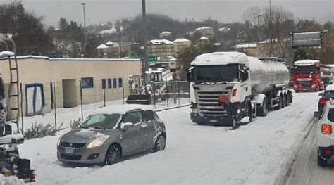 Liguria Bufera Di Neve Sulla Regione Caos Autostrade E Tir Bloccati