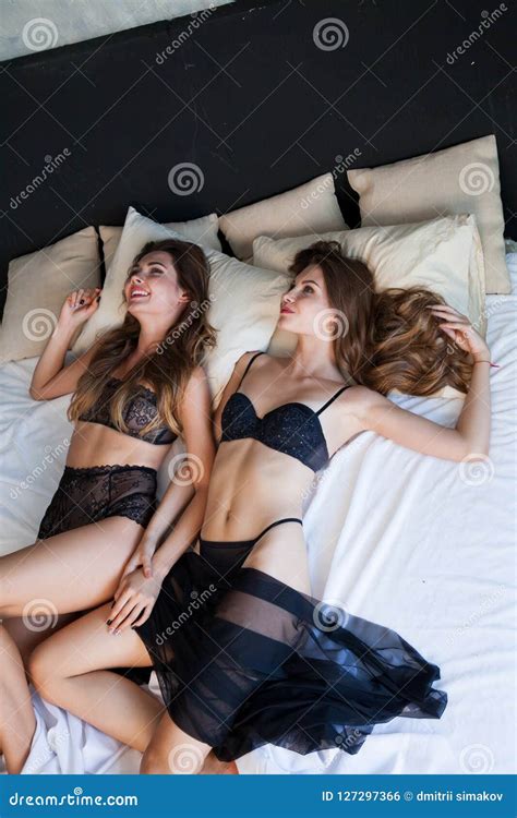 Deux Femmes Dans La Lingerie Se Trouvant Ensemble Sur Le Lit Photo Stock Image Du Bonheur