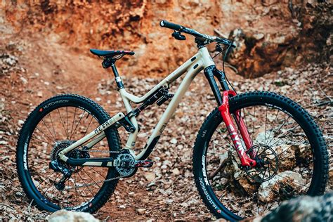 Así es la Meta AM 29 que el Commencal Enduro Team iba a estrenar en las