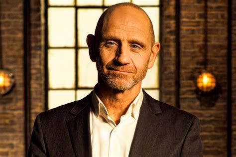 Who is Dragons' Den presenter Evan Davis? | The Irish Sun