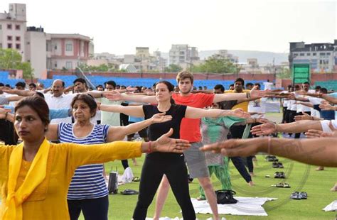 International Yoga Day स्वस्थ्य रहने के लिए जयपुरवासियों किए योगासन