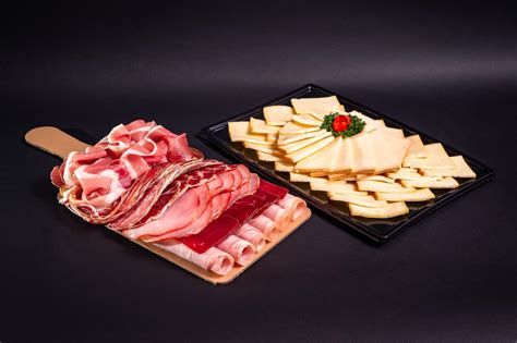 Dégustez un plateau raclette avec fromage et charcuterie La Maison Moraud