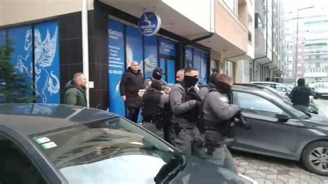 Momenti kur Policia e nxjerr të arrestuarin nga një banesë në Fushë