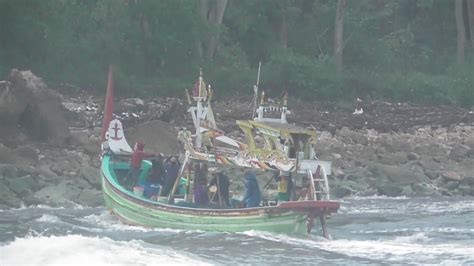 Ombak Besar Plawangan Puger Satu Perahu Pakesan Oleng Lepas Kendali