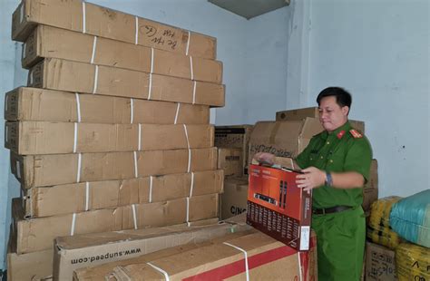 Tạm giữ tấn quần áo nghi nhập lậu của hot girl chuyên livestream bán hàng trên Facebook