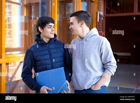 Couple de jeunes étudiants de l université gay de sexe masculin à leur première date Photo Stock